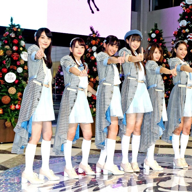 デビューシングルのイベントに登場した「ラストアイドル」の（左から）古賀哉子、長月翠、大石夏摘、阿部菜々実、吉崎綾、安田愛理、鈴木遥夏＝2017年