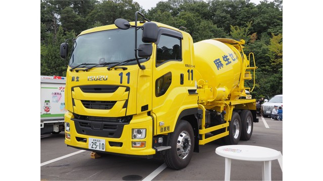 人気車両・コンクリートミキサー車（提供：おもちゃ王国）