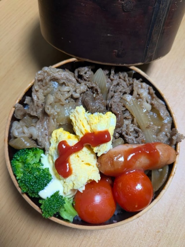 7日目のお弁当。牛丼弁当に野菜と卵で彩りを／Yuji Nodaさん（@yuuuuuzi）提供