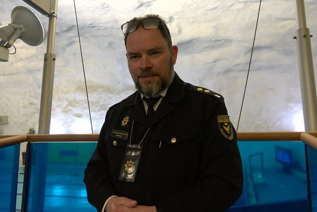 ヘルシンキ市の危機対策担当官トミー・ラスクさん＝2023年5月31日、ヘルシンキ市イタケスクスの市民プール、荒ちひろ撮影