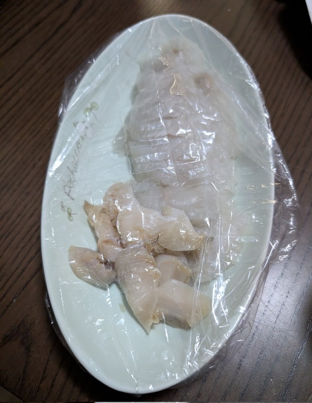 ラップをかけたお皿、と思いきや…（提供：ワイルド嫁はん（道産子𓆡）さん）