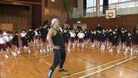 プロレスラーがやってきた　豪雨被災地の小学生と一緒にトレーニング体験　倉敷市真備町