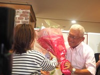 参院選・兵庫選挙区で当選確実となり、花束を受け取る泉房穂氏＝神戸市内