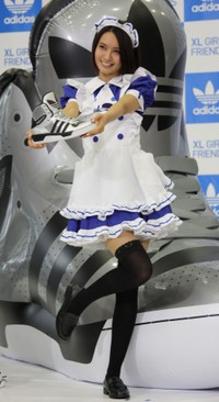 メイド姿でポーズを決める加藤夏希＝2011年