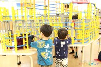 巨大な立体プラレールに夢中になる子どもたち（提供・コロナ禍前に許可を得て撮影したものです）