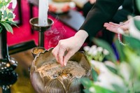 つまんだ抹香を額の高さにかかげ香炉の上に落とす※画像はイメージです（buritora/stock.adobe.com）