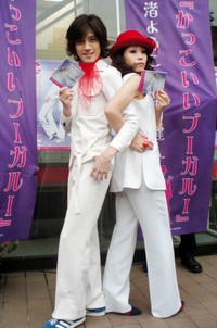2006年、渚ようこさん（右）とのデュエット曲「かっこいいブーガルー」で歌手デビューした当時22歳の半田健人