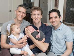 「全米初」の男3人親が認められた家族　裁判所で審問、卵子提供者や代理母と協定　