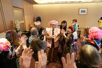 博多笑い塾のメンバーらに祝福される