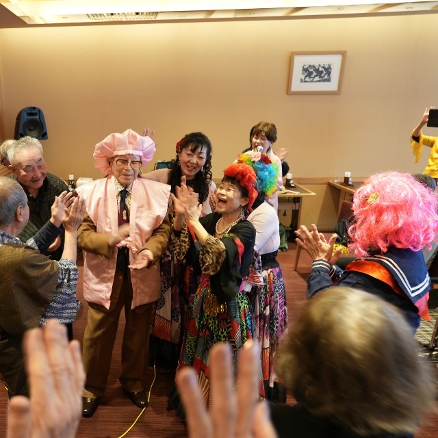 博多笑い塾のメンバーらに祝福される