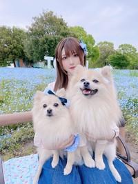 愛犬と写真に収まるすみれおじさん