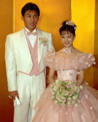 笘篠賢治（左）と結婚した松本典子＝1992年