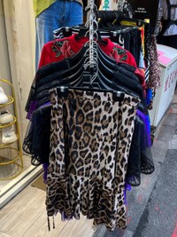 台湾のローカルエリアで売られるヒョウ柄スカート（撮影：Coco）