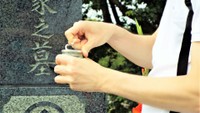 お墓にお酒をかけるのは？※画像はイメージです（PhotoAC）