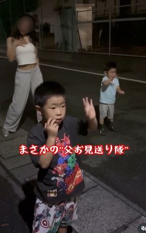 パパのお見送りも全力！楽しい兄弟の”お見送り隊”（提供：@sana_goodlife_さん）

