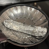 アルミホイルで成形し、蒸す前のあん肝／かなでさん提供