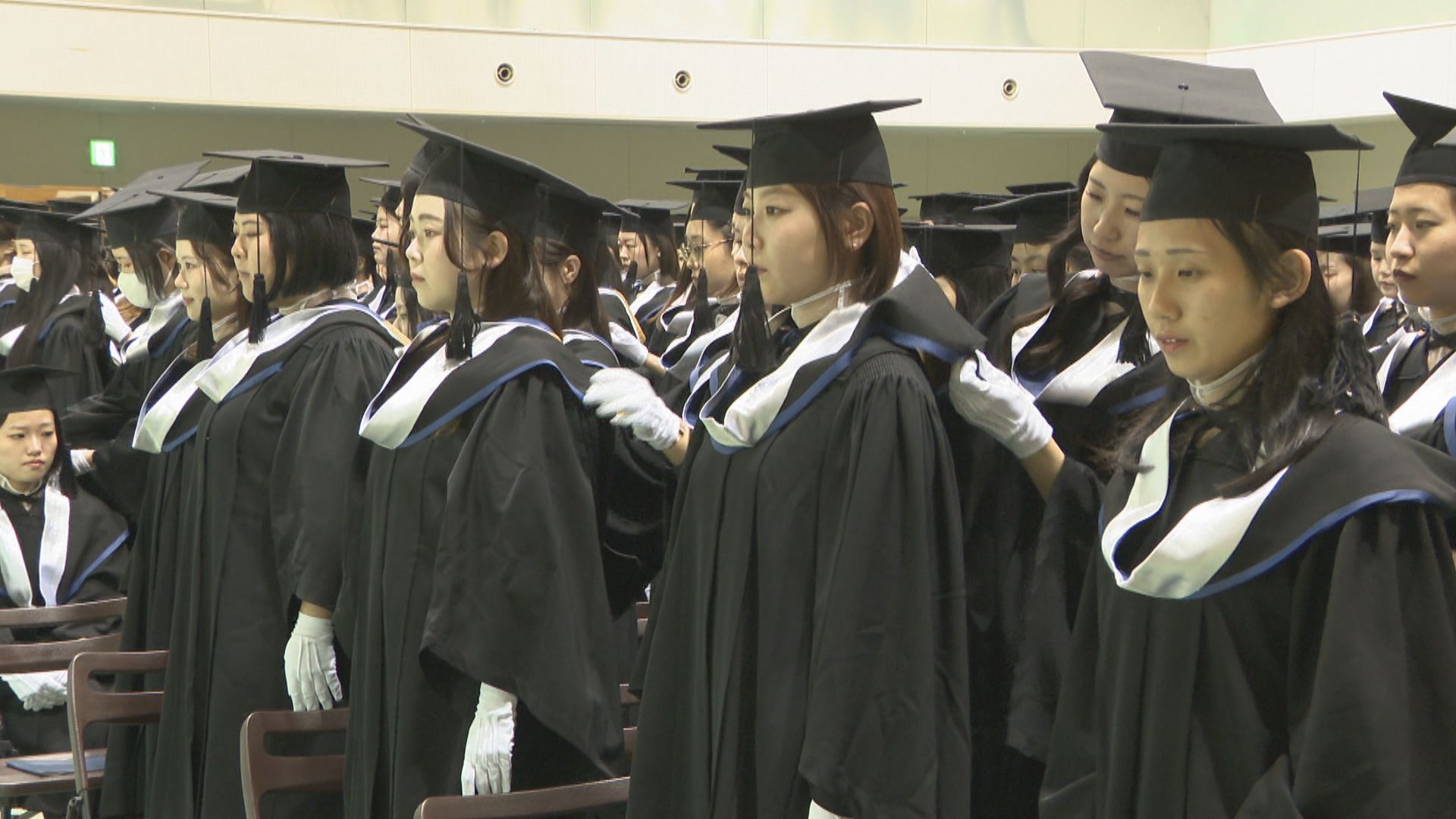 ノートルダム清心女子大学で卒業前の伝統行事 フッド授与式 伝統の 