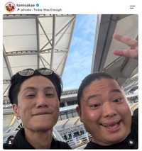 俳優オーム・タナパックさん（左）と富栄ドラムさん（ドラムさんの公式インスタグラムから）