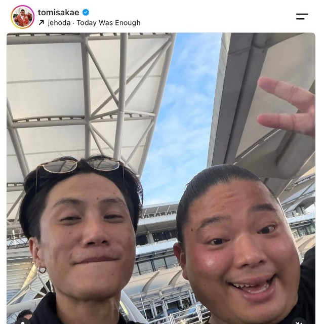 俳優オーム・タナパックさん（左）と富栄ドラムさん（ドラムさんの公式インスタグラムから）