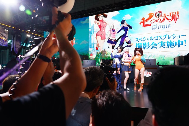 多くの報道陣や観客に囲まれる（左から）南あみ、えなこ、篠崎こころ