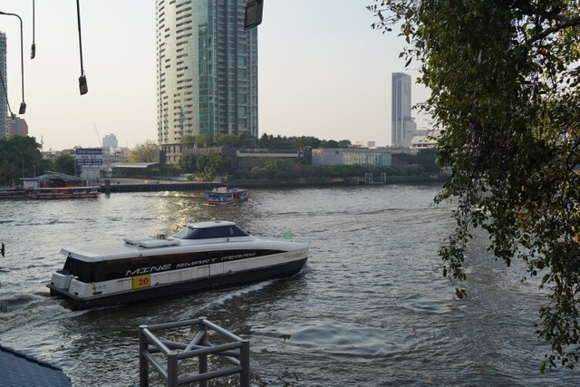 チャオプラヤ川を走る電動フェリー 