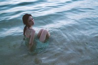 岡本彩夏 1st写真集『すきだらけ』【公式】さんのX（@ayakaphotobook）より
