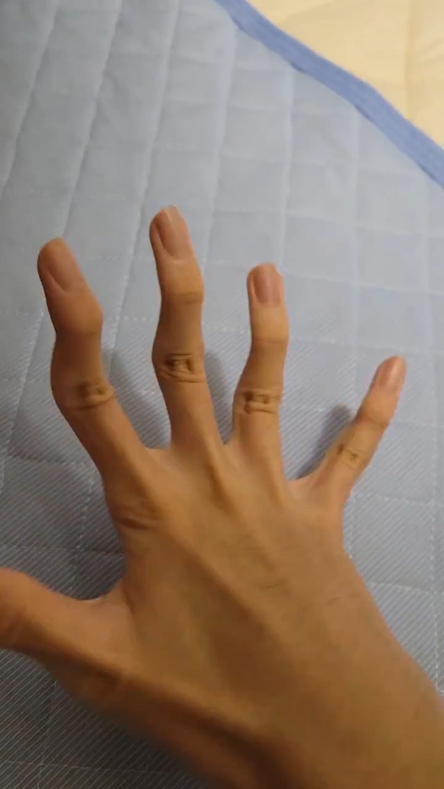 まったく理解できない指の形