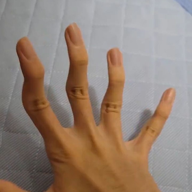 まったく理解できない指の形