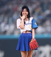 ファーストピッチセレモニーに登場した鈴木愛理＝エスコンフィールド