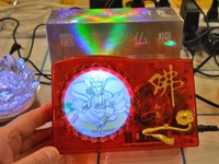 光と音のハオハオハオさんが企画した「電子念仏機　天界」。日本人僧侶による念仏や読経が収録されている（大阪市中央区）
