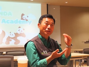 初の韓国生まれ「フーパオ」人気の立役者　名物飼育員「パンダじいじ」の喜びと悲しみ