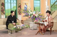 黒柳徹子さん（右）とトークを展開する八代目尾上菊五郎さん