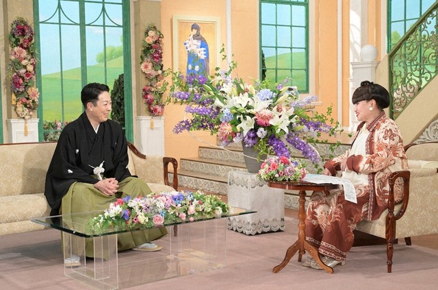 黒柳徹子さん（右）とトークを展開する八代目尾上菊五郎さん