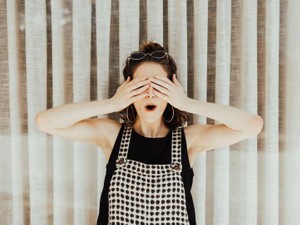 非対称なこの目は駄目なの？　気づけば美容整形を考えていた