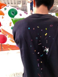 ボルダリングの風景をあしらった刺繍Tシャツ（miuさん提供）