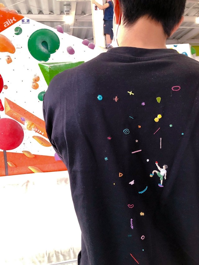 ボルダリングの風景をあしらった刺繍Tシャツ（miuさん提供）