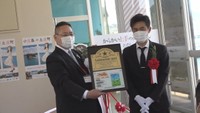 アニメツーリズム協会・寺谷圭生事務局長が土庄町の三枝邦彦町長に認定プレートを贈呈