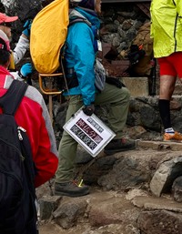 男性の持つボードがインパクト強すぎて…（清義明さん提供）