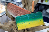 シイラと真鯛の財布。きれいな鱗模様は、鱗があった名残で魚本来の色を再現している