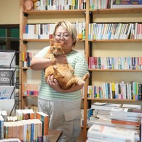 チーズを抱っこする古屋さん