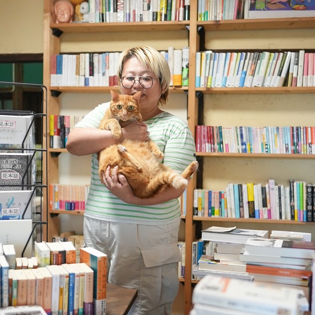 チーズを抱っこする古屋さん