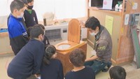 「バイオトイレ」について学ぶ児童ら