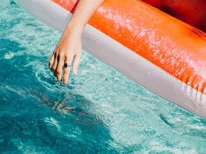 一筋の光となった本と友人。浮き輪のように海で彷徨う私を支える