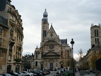 ゴスロリでパリに降り立ったら、偶然推しが眠る教会にたどり着いた