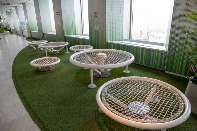 ネットでできたソファでは自由な姿勢でくつろげる