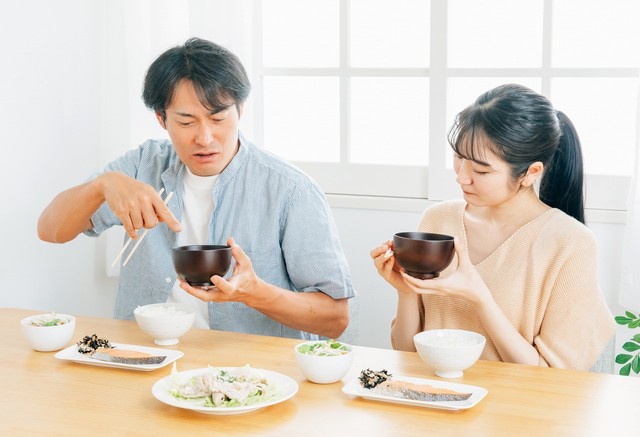 茶碗にご飯粒が残ったまま、これって非常識？ ※写真はイメージ（buritora/stock.adobe.com）