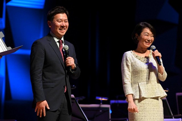 シンクロナイズドスイミング銅メダリストの奥野史子さん(右)とフィギュアスケートで五輪2大会連続出場の本田武史さん(主催者提供写真)