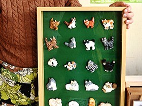 ラーメン店のかまぼこ板が、かわいいネコのブローチに！