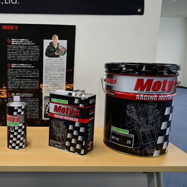 左の透明な瓶に入ってるのが基油（ベースオイル）