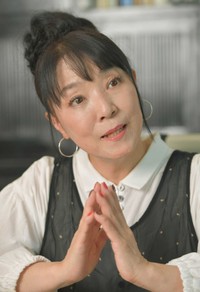 質問に答える尾崎亜美＝2022年